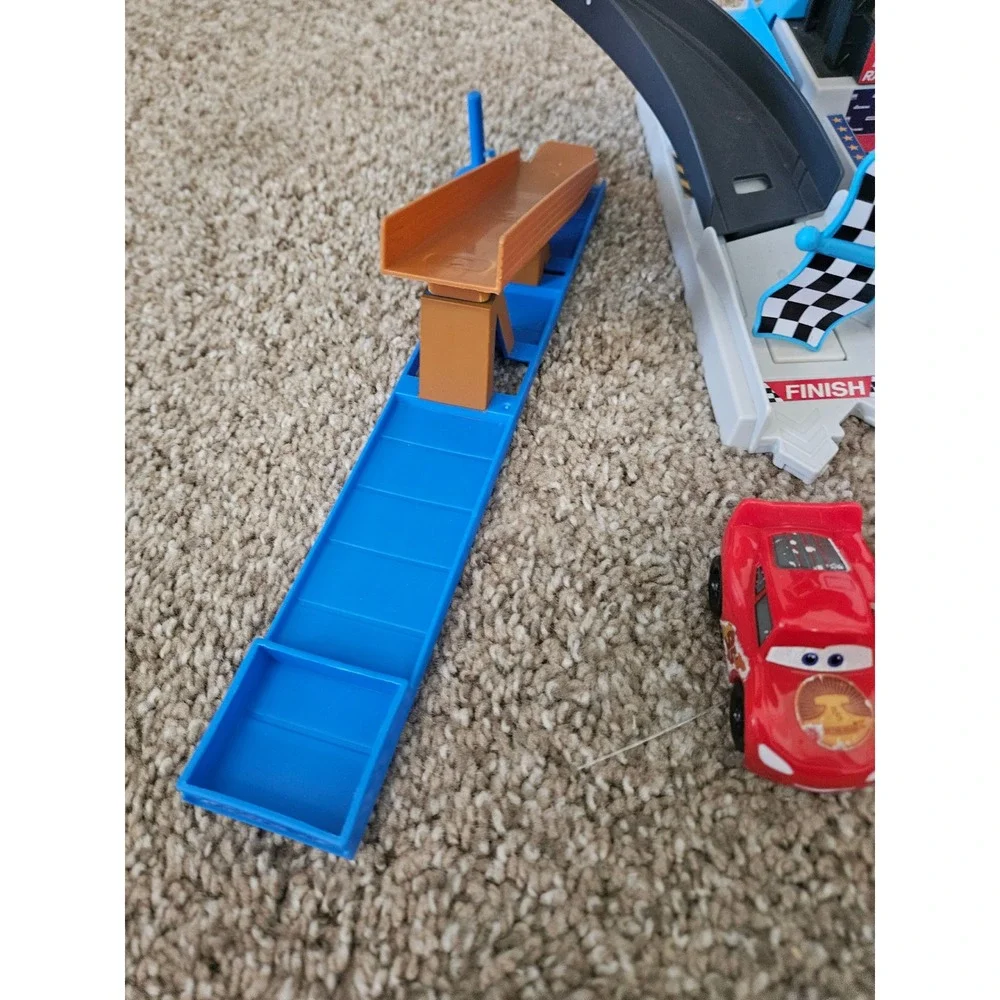 Disney Pixar Cars Rust Eze Racing Tower Playset with 4 Lightning McQueen Cars